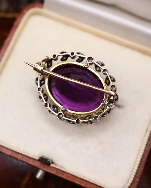 Downstairs at Grays: A very fine Amethyst & Diamond Oval Brooch in High Carat Yellow Gold & Platinum. English Circa 1890-1905 - image 3