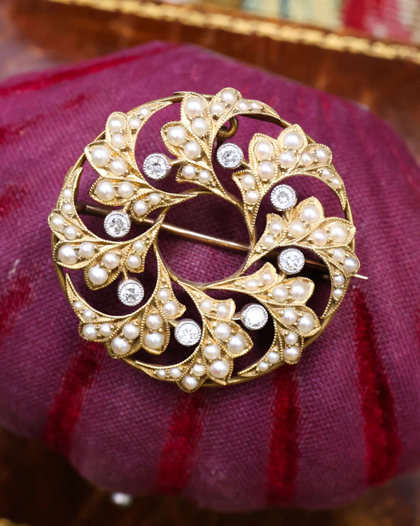 Downstairs at Grays: A 15ct. (stamped) Yellow Gold & Platinum Seed Pearl & Diamond Brooch with a Pendant fitting. Circa 1880 - image 2