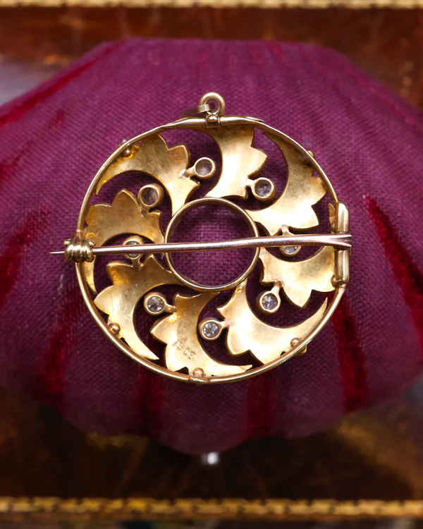 Downstairs at Grays: A 15ct. (stamped) Yellow Gold & Platinum Seed Pearl & Diamond Brooch with a Pendant fitting. Circa 1880 - image 3