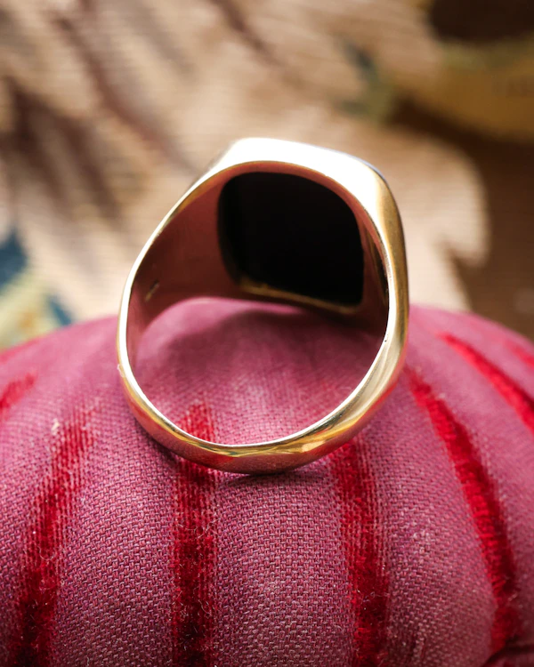 Downstairs at Grays: A very fine 14 ct Yellow Gold (marked 585), Sardonyx Signet ring with Armorial, Heraldic design. Continental, probably German, Circa 1910. - image 3