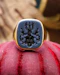 Downstairs at Grays: A very fine 14 ct Yellow Gold (marked 585), Sardonyx Signet ring with Armorial, Heraldic design. Continental, probably German, Circa 1910. - image 2