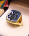 Downstairs at Grays: A very fine 14 ct Yellow Gold (marked 585), Sardonyx Signet ring with Armorial, Heraldic design. Continental, probably German, Circa 1910. - image 1