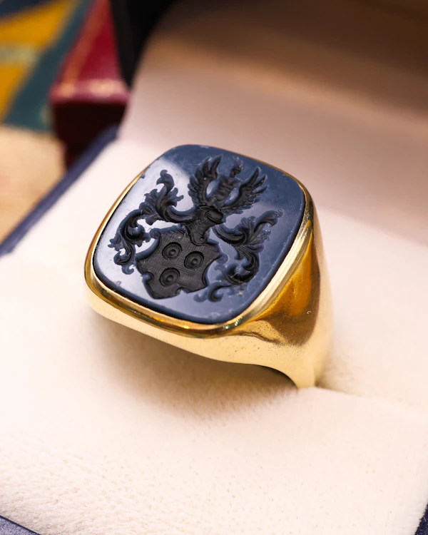 Downstairs at Grays: A very fine 14 ct Yellow Gold (marked 585), Sardonyx Signet ring with Armorial, Heraldic design. Continental, probably German, Circa 1910. - image 1