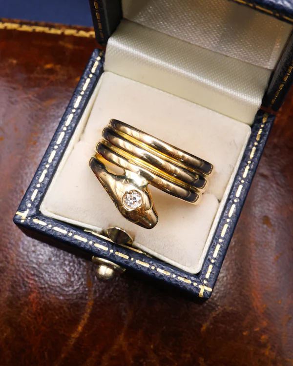 Downstairs at Grays: very fine 18 Carat Yellow Gold (tested),Triple Coil Snake Ring, with an old cut Diamond of approximately 0.27 Carats, Circa 1910 - image 2