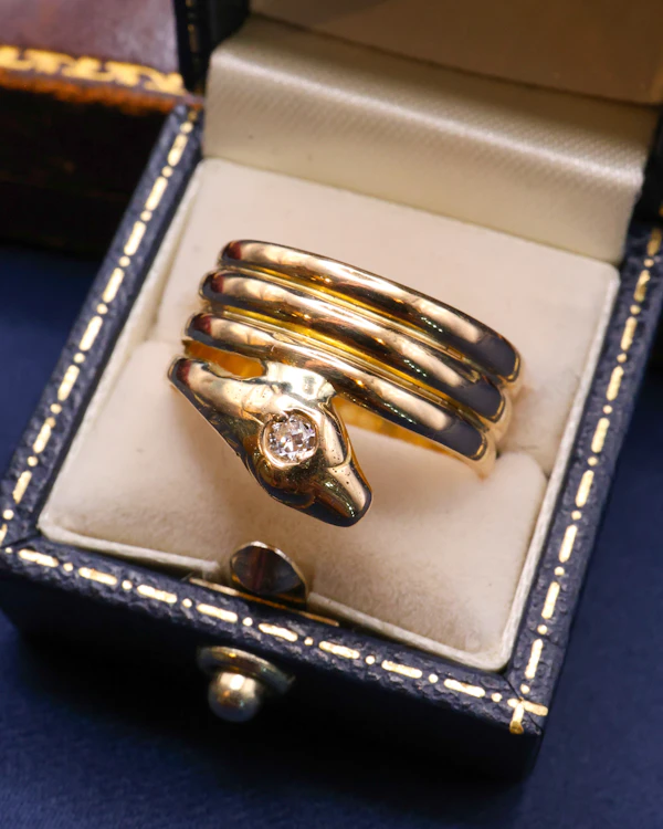 Downstairs at Grays: very fine 18 Carat Yellow Gold (tested),Triple Coil Snake Ring, with an old cut Diamond of approximately 0.27 Carats, Circa 1910 - image 3