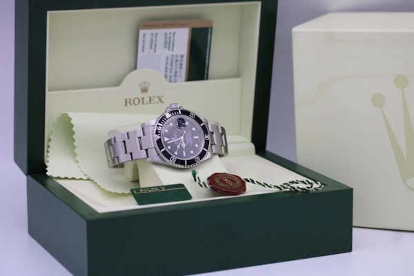 Rolex Submariner Date 16610T Engraved Rehaut c.2008 - image 2