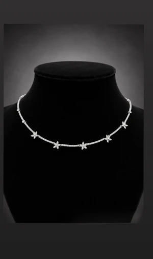Diamond flower motif necklace 18k white gold