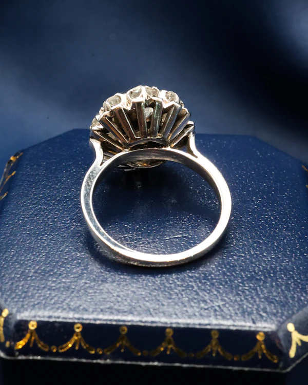 A very fine 18ct White Gold 1930's Platinum-tipped French Diamond Cluster ring - image 4