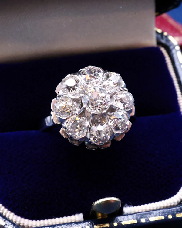 A very fine 18ct White Gold 1930's Platinum-tipped French Diamond Cluster ring - image 1