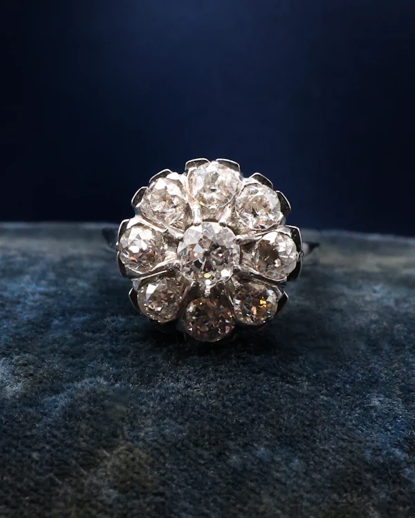 A very fine 18ct White Gold 1930's Platinum-tipped French Diamond Cluster ring - image 3