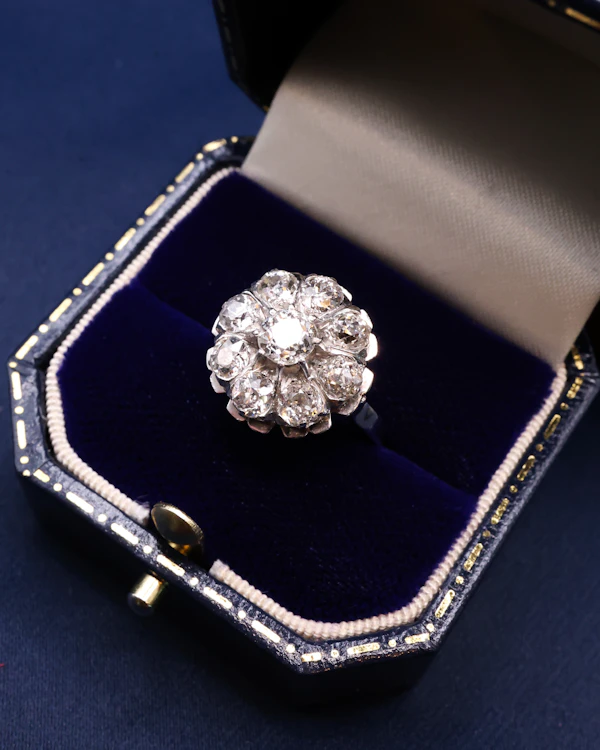 A very fine 18ct White Gold 1930's Platinum-tipped French Diamond Cluster ring - image 2