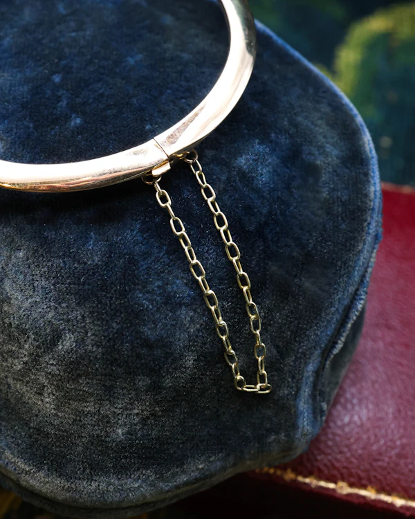 A very fine 18 carat Yellow Gold (tested), Diamond Cluster Bangle Circa 1890. - image 3
