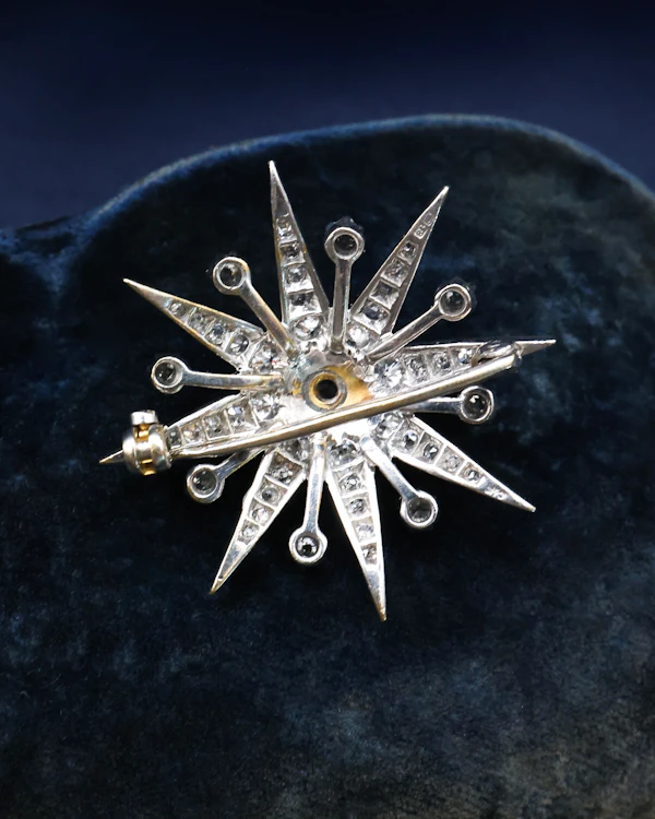 A fine Victorian Diamond Starburst Brooch, in 15ct Gold (silver tipped), with later Rhodium plating. Circa 1890. - image 4