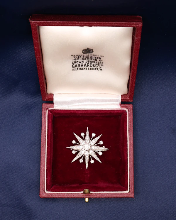 A fine Victorian Diamond Starburst Brooch, in 15ct Gold (silver tipped), with later Rhodium plating. Circa 1890. - image 2