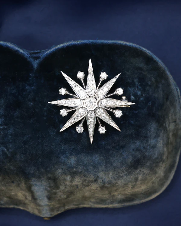 A fine Victorian Diamond Starburst Brooch, in 15ct Gold (silver tipped), with later Rhodium plating. Circa 1890. - image 3
