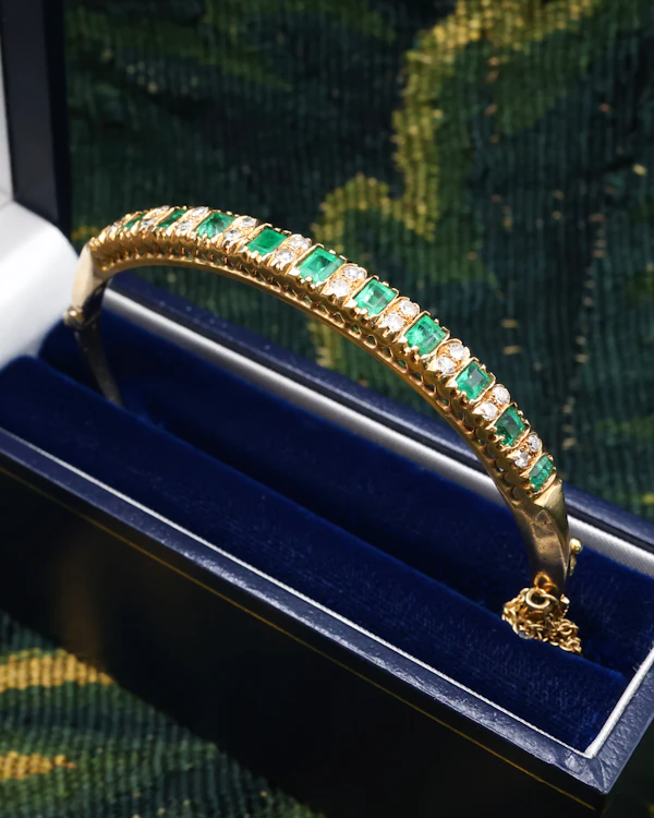 A very fine 15 ct Yellow Gold (tested), 2.20 Carat Colombian Emerald & Diamond Half Hinged Bangle. English Circa 1900. - image 5