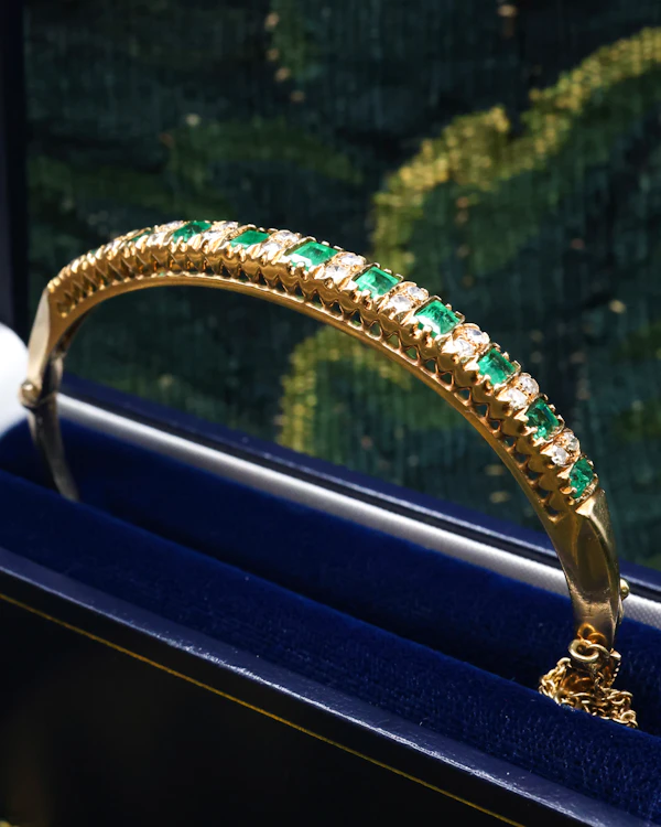 A very fine 15 ct Yellow Gold (tested), 2.20 Carat Colombian Emerald & Diamond Half Hinged Bangle. English Circa 1900. - image 3