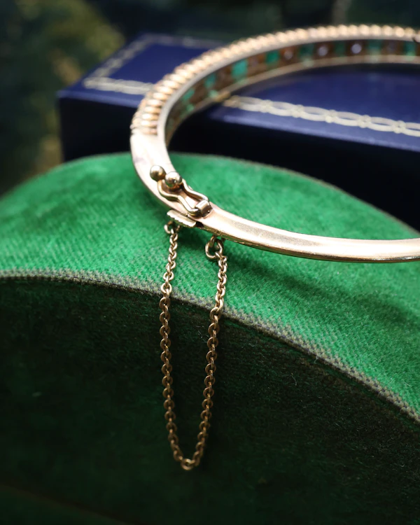 A very fine 15 ct Yellow Gold (tested), 2.20 Carat Colombian Emerald & Diamond Half Hinged Bangle. English Circa 1900. - image 4