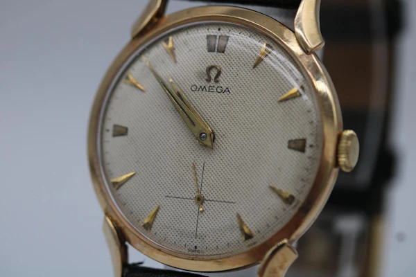 Omega Queens 14ct Gold Cal 410. 1952 Serviced and New Stra - image 4