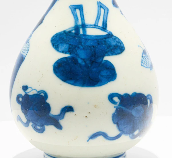 A CHINESE KANGXI BLUE AND WHITE MINIATURE VASE - image 3