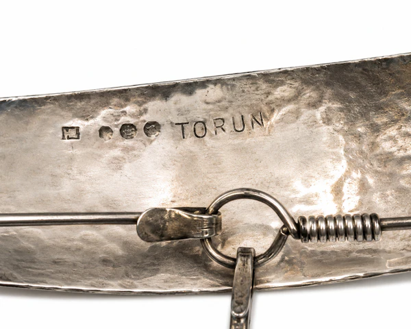 Rare Vivianna Torun Bülow-Hübe Hammered Silver Neck Collar with Beach Stone Pendant, Biot, France, circa 1958–1965. Mark Constable Unit 301 - image 2