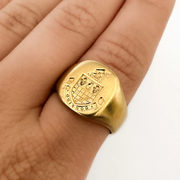 Victorian Signet Ring With Crest & ‘CONFIDO’ Moto - Saddingtons Jewellery Stand 375 - image 5