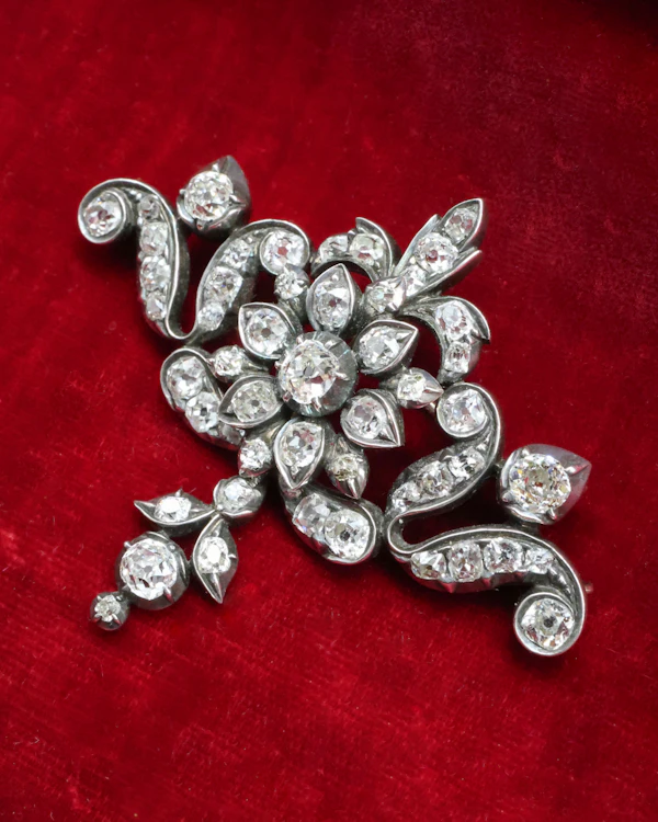 A very fine High Carat Yellow Gold, Silver Tipped, 4.50 Carat Old Mine Cut Diamond Brooch. English Circa 1830 - William IV - image 3