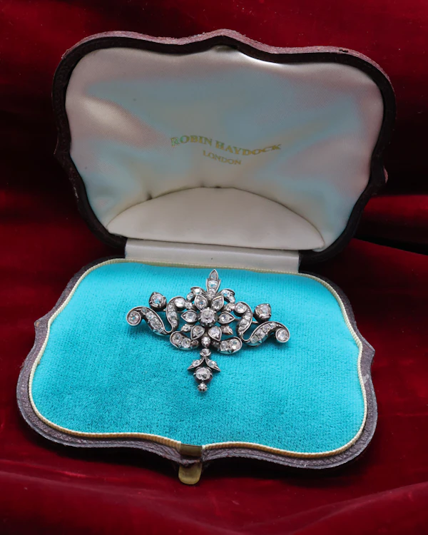 A very fine High Carat Yellow Gold, Silver Tipped, 4.50 Carat Old Mine Cut Diamond Brooch. English Circa 1830 - William IV - image 2