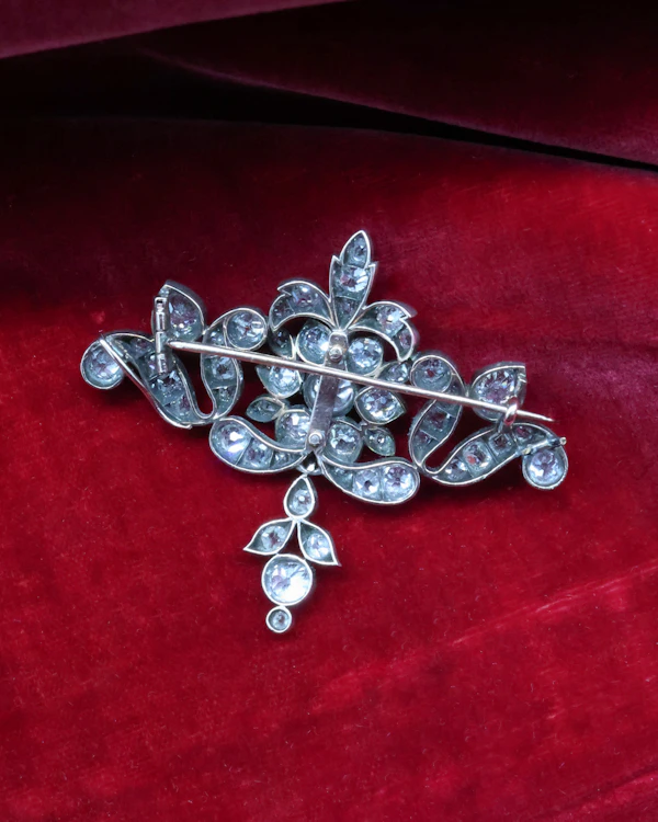 A very fine High Carat Yellow Gold, Silver Tipped, 4.50 Carat Old Mine Cut Diamond Brooch. English Circa 1830 - William IV - image 4