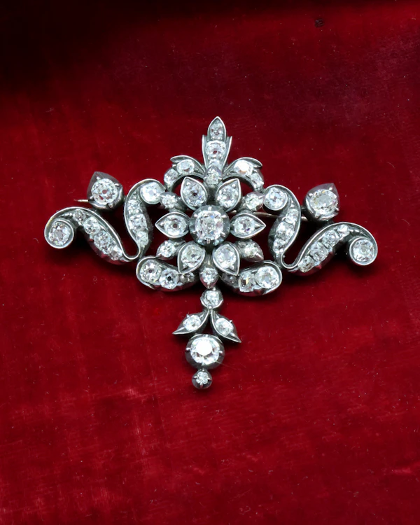 A very fine High Carat Yellow Gold, Silver Tipped, 4.50 Carat Old Mine Cut Diamond Brooch. English Circa 1830 - William IV - image 1