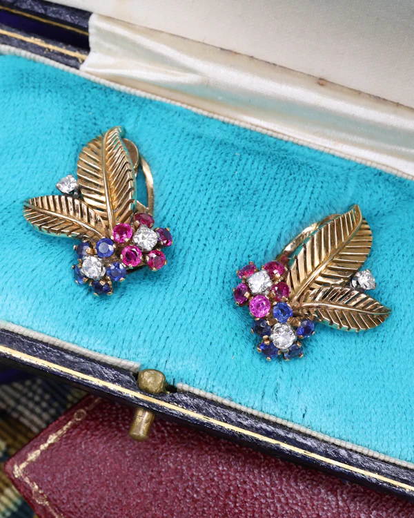 A very fine pair of 18ct Yellow & White Gold (tested), Retro, Clip Earrings,  a Stylised Foliate Design set throughout with Diamonds, Burma Rubies & Sapphires. Circa 1940 - image 4