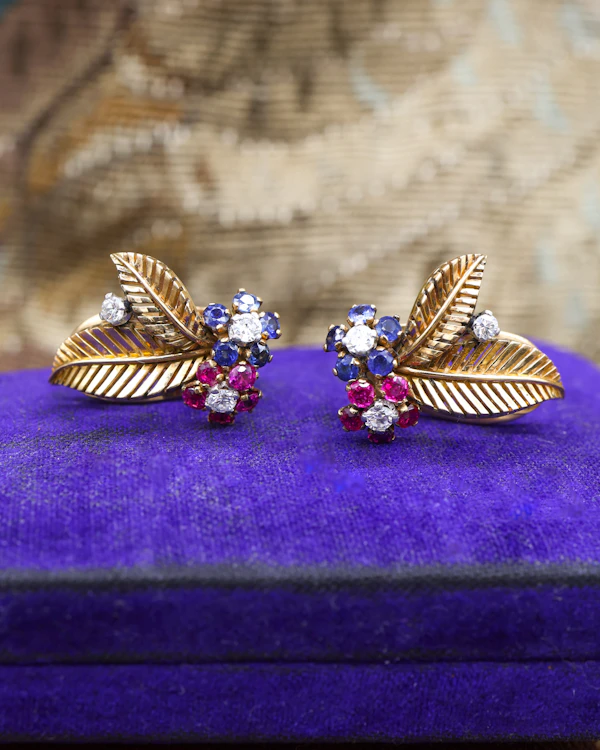A very fine pair of 18ct Yellow & White Gold (tested), Retro, Clip Earrings,  a Stylised Foliate Design set throughout with Diamonds, Burma Rubies & Sapphires. Circa 1940 - image 5