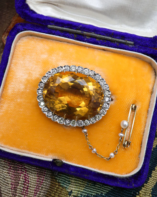 A very fine 15 ct Yellow Gold, Silver tipped (Tested),  44 Carat, Oval Natural Citrine and 1,20 Carat Round Brilliant Cut, Diamond Brooch. Circa 1920. - image 3