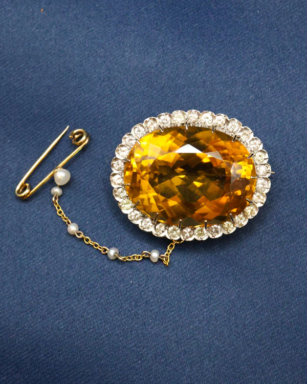 A very fine 15 ct Yellow Gold, Silver tipped (Tested),  44 Carat, Oval Natural Citrine and 1,20 Carat Round Brilliant Cut, Diamond Brooch. Circa 1920. - image 2