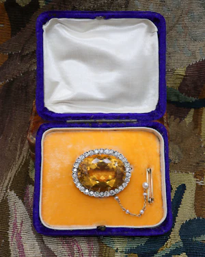 A very fine 15 ct Yellow Gold, Silver tipped (Tested),  44 Carat, Oval Natural Citrine and 1,20 Carat Round Brilliant Cut, Diamond Brooch. Circa 1920.