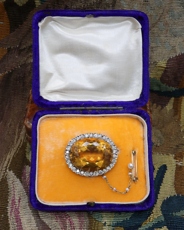 A very fine 15 ct Yellow Gold, Silver tipped (Tested),  44 Carat, Oval Natural Citrine and 1,20 Carat Round Brilliant Cut, Diamond Brooch. Circa 1920. - image 1
