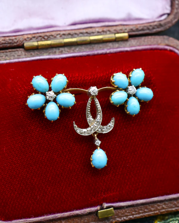 A very fine 15ct Yellow Gold (tested), Silver tipped Turquoise & Diamond Brooch, British Circa 1905. - image 5