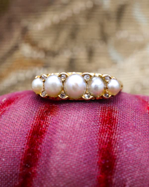 A very fine 18 ct Yellow Gold Natural (5) Pearl & Diamond Ring. Hallmarks for Birmingham. Circa 1900