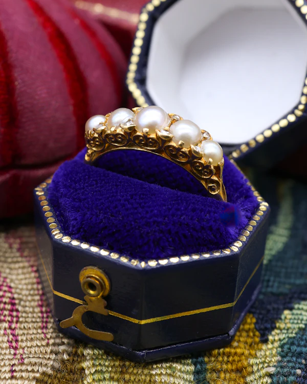 A very fine 18 ct Yellow Gold Natural (5) Pearl & Diamond Ring. Hallmarks for Birmingham. Circa 1900 - image 5