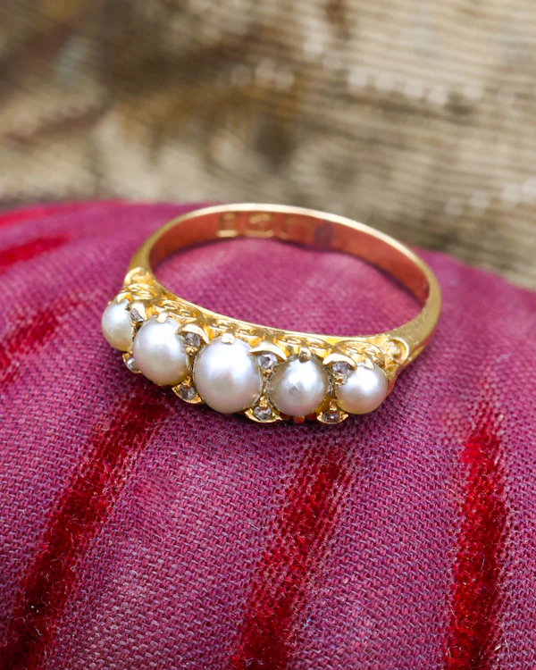 A very fine 18 ct Yellow Gold Natural (5) Pearl & Diamond Ring. Hallmarks for Birmingham. Circa 1900 - image 3
