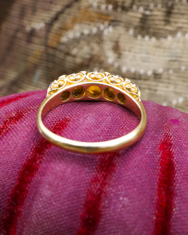 A very fine 18 ct Yellow Gold Natural (5) Pearl & Diamond Ring. Hallmarks for Birmingham. Circa 1900 - image 4