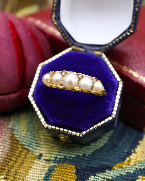 A very fine 18 ct Yellow Gold Natural (5) Pearl & Diamond Ring. Hallmarks for Birmingham. Circa 1900 - image 2