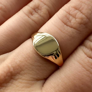1989 Vintage Oval Signet Ring - Saddingtons Jewellery Stand 375