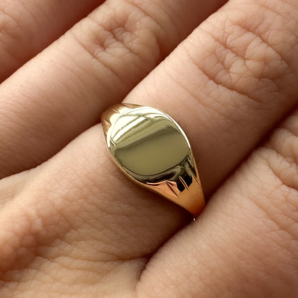 1989 Vintage Oval Signet Ring - Saddingtons Jewellery Stand 375 - image 1
