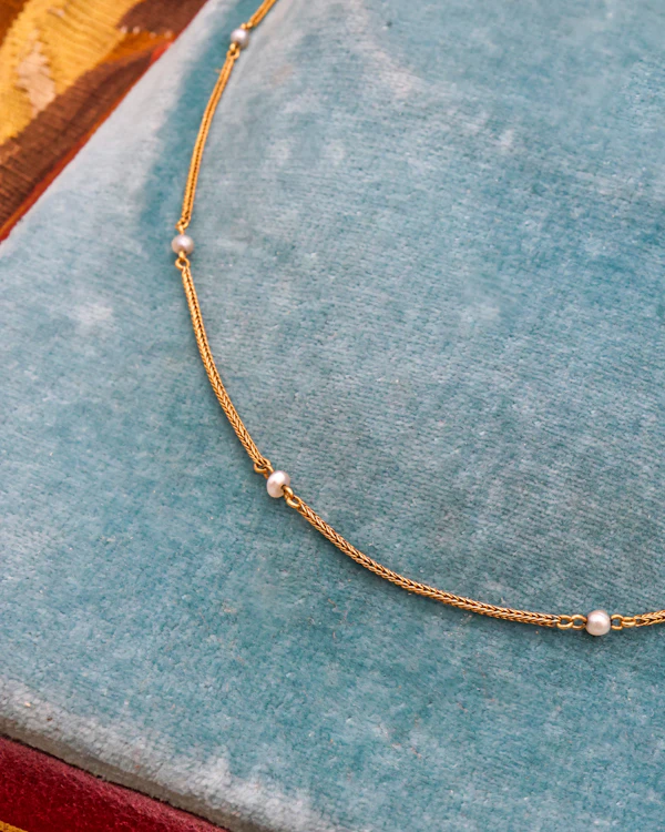 A fine Victorian 18ct. Yellow Gold (tested), Pearl Chain with Engraved Box Clasp. Circa 1870 - image 5