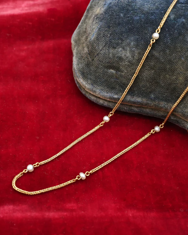 A fine Victorian 18ct. Yellow Gold (tested), Pearl Chain with Engraved Box Clasp. Circa 1870 - image 2