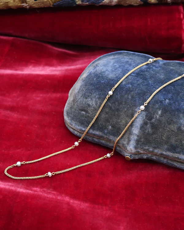 A fine Victorian 18ct. Yellow Gold (tested), Pearl Chain with Engraved Box Clasp. Circa 1870 - image 4