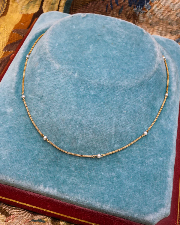 A fine Victorian 18ct. Yellow Gold (tested), Pearl Chain with Engraved Box Clasp. Circa 1870 - image 1
