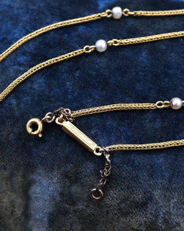 A fine Victorian 18ct. Yellow Gold (tested), Pearl Chain with Engraved Box Clasp. Circa 1870 - image 3