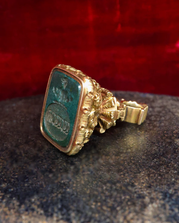 A very fine 15 ct. (tested),Yellow Gold Seal with detailed floral design and a Blood Stone intaglio with oval engraved lozenge & torso. Circa 1830 - image 2